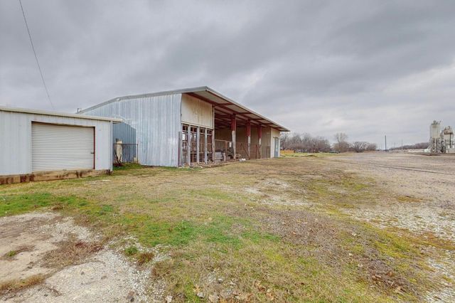 517 E Broadway Street B-D, Gainesville, TX 76240