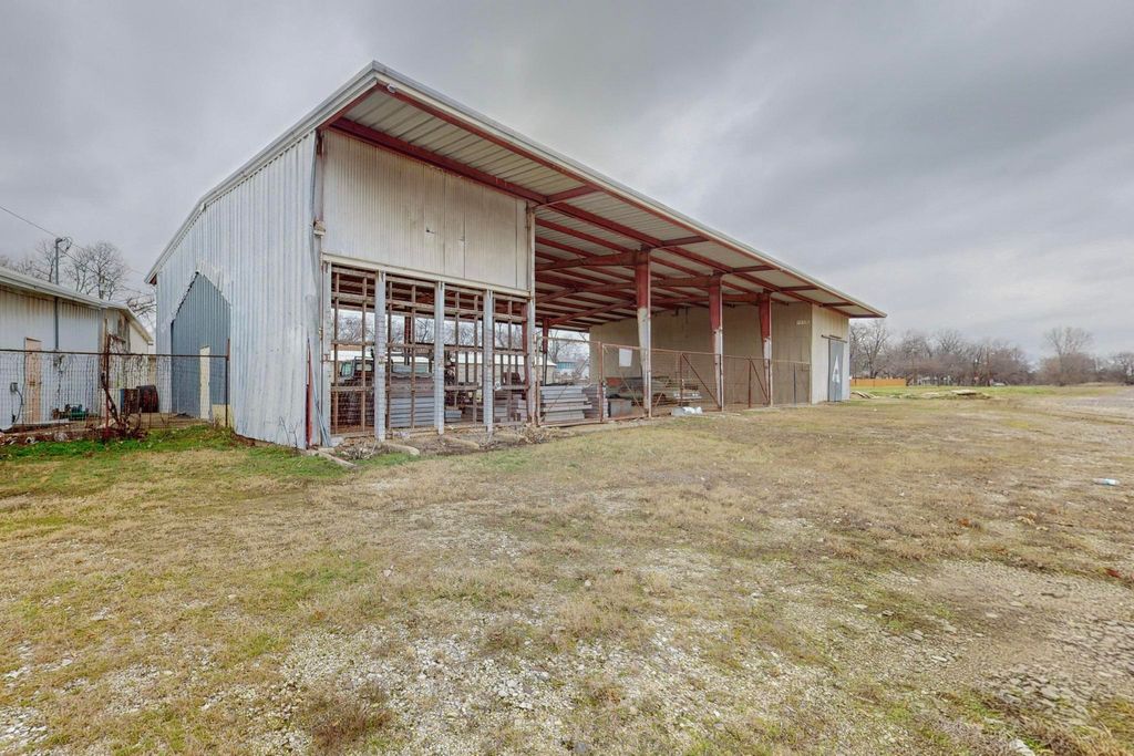 517 E Broadway Street B-D, Gainesville, TX 76240