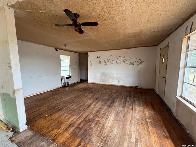 19930 Fm 463, Devine, TX 78016
