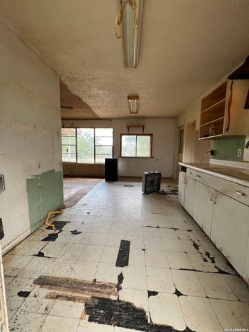 19930 Fm 463, Devine, TX 78016