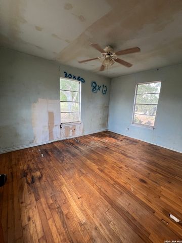 19930 Fm 463, Devine, TX 78016