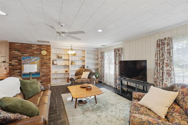 16 Primrose Lane, Aquebogue, NY 11931