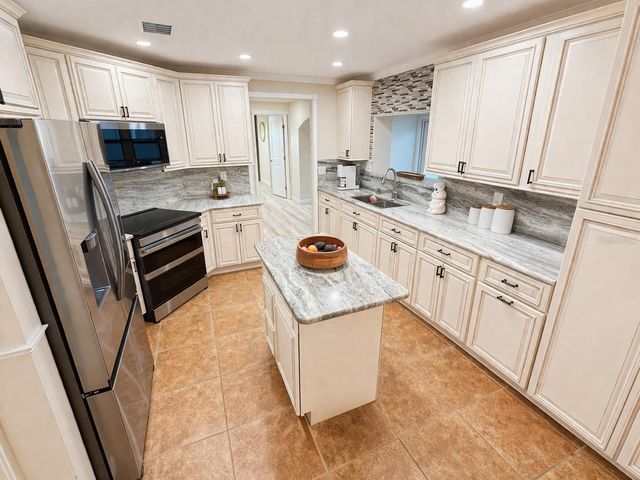 7051 LEXINGTON CIR, Brooksville, FL 34602
