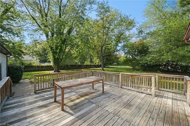 5 Bennett Farm Rd RD, Poquoson, VA 23662
