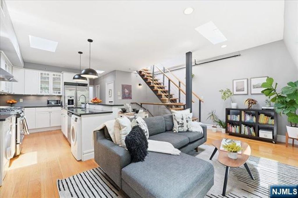 247 2nd Street 3, Jersey City, NJ 07302