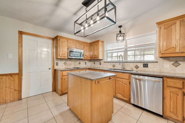 912 Summer Hill Lane, Red Oak, TX 75154