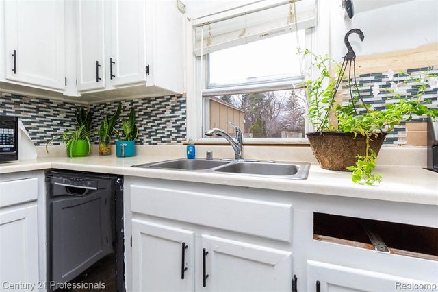 27501 Milton Avenue, Warren, MI 48092