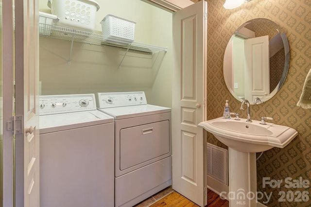 4 Olde Cottage Lane, Asheville, NC 28803