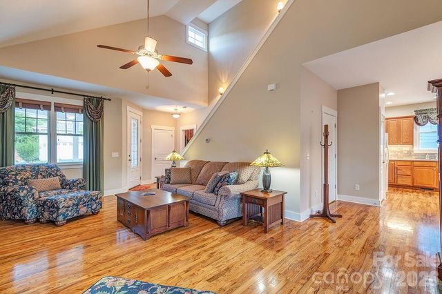 4 Olde Cottage Lane, Asheville, NC 28803