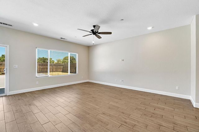 454 S Apricot Avenue, Fresno, CA 93727