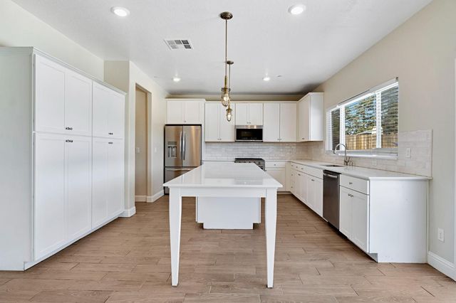 454 S Apricot Avenue, Fresno, CA 93727
