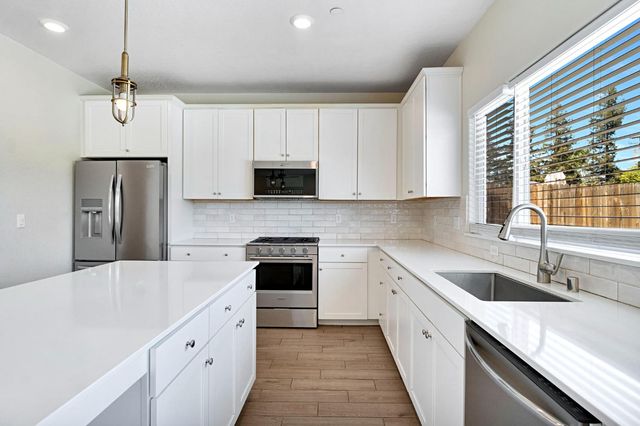 454 S Apricot Avenue, Fresno, CA 93727