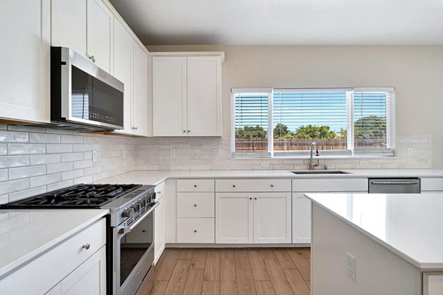 454 S Apricot Avenue, Fresno, CA 93727