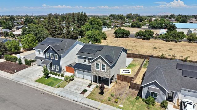 454 S Apricot Avenue, Fresno, CA 93727