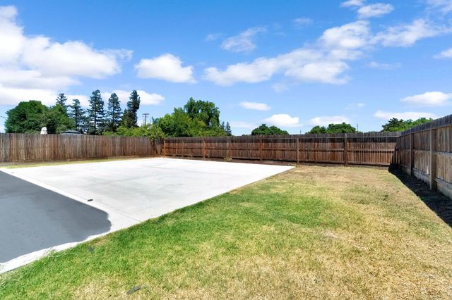 454 S Apricot Avenue, Fresno, CA 93727