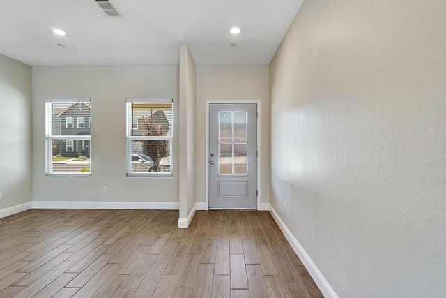 454 S Apricot Avenue, Fresno, CA 93727