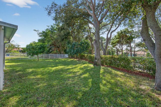 7004 Galleon Cove Circle, Riviera Beach, FL 33418