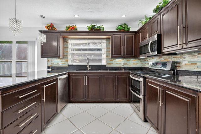 7004 Galleon Cove Circle, Riviera Beach, FL 33418