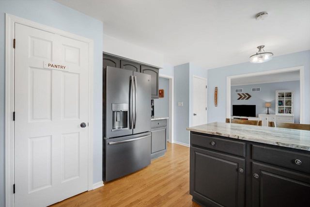4113 Whispering Ridge PASS, Franklin, WI 53132