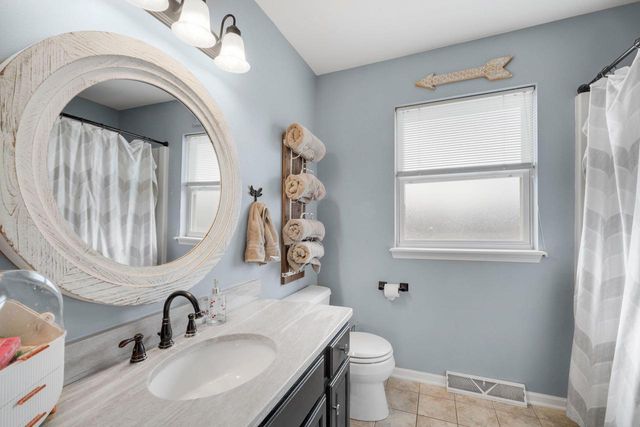 4113 Whispering Ridge PASS, Franklin, WI 53132