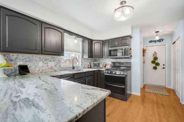 4113 Whispering Ridge PASS, Franklin, WI 53132