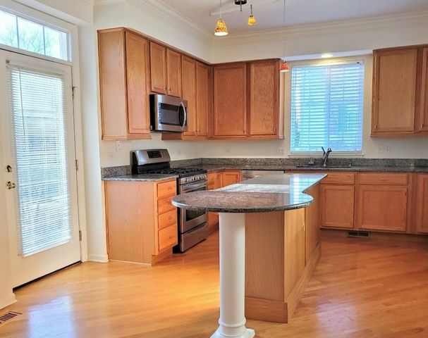 1914 Crenshaw Circle, Vernon Hills, IL 60061