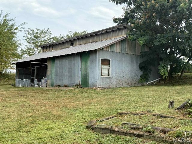 105 Sudhammer Road, Iberia, MO 65486