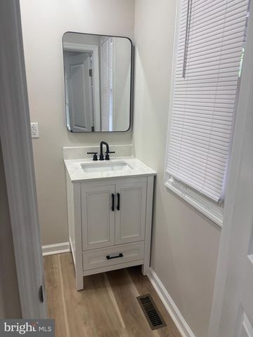 8 VILLANOVA CT, Berlin, NJ 08009
