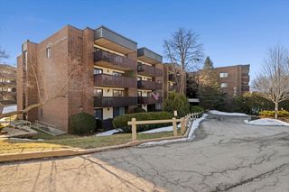 650 WHITNEY Court 211, Gurnee, IL 60031