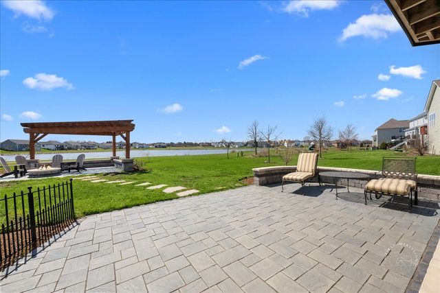 39W509 Norton Lake Drive, St. Charles, IL 60175