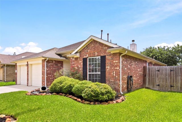 8226 Mandalay Bay Drive, Baytown, TX 77523