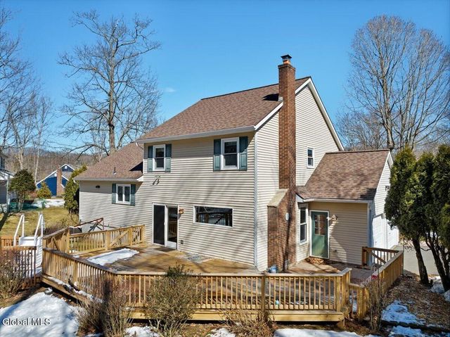 15 Durham Way, Clifton Park, NY 12065