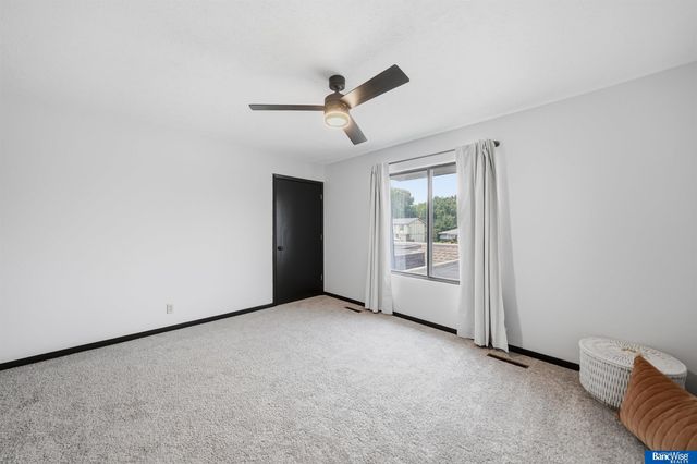 3552 Neerpark Drive, Lincoln, NE 68506