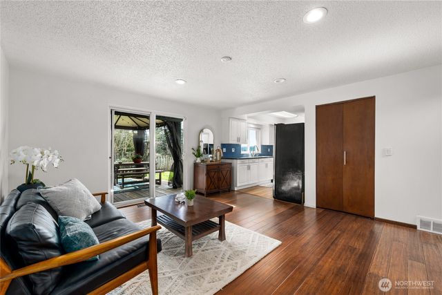 925 Valley Place, Kent, WA 98031