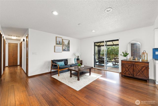 925 Valley Place, Kent, WA 98031