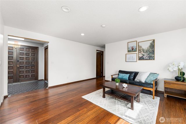 925 Valley Place, Kent, WA 98031