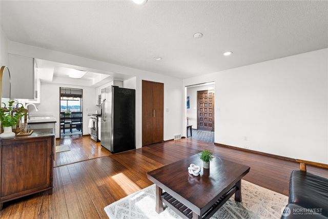 925 Valley Place, Kent, WA 98031