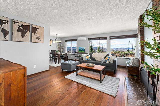 925 Valley Place, Kent, WA 98031