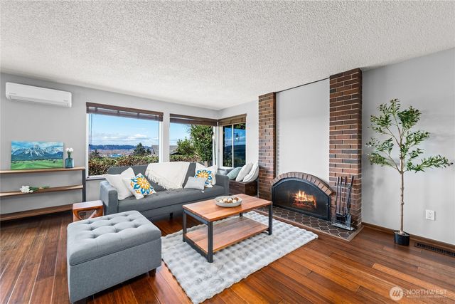 925 Valley Place, Kent, WA 98031