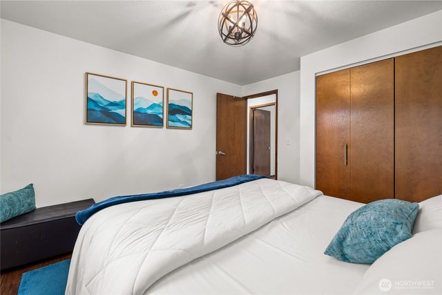 925 Valley Place, Kent, WA 98031