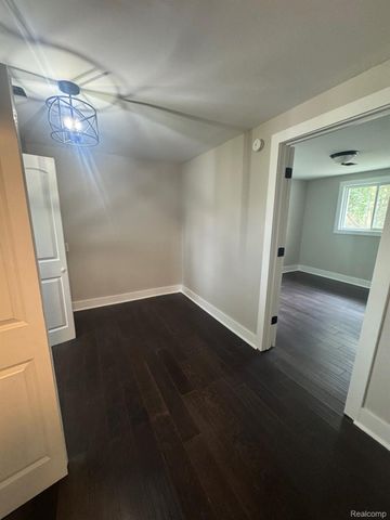 29807 SPRING HILL Drive, Southfield, MI 48076