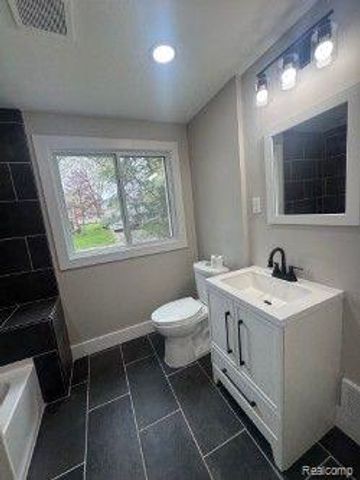 29807 SPRING HILL Drive, Southfield, MI 48076