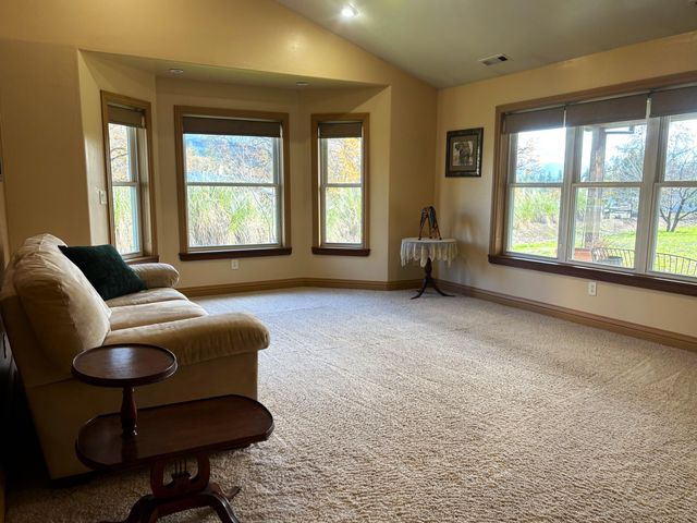 218 Long Branch Road, Eagle Point, OR 97524