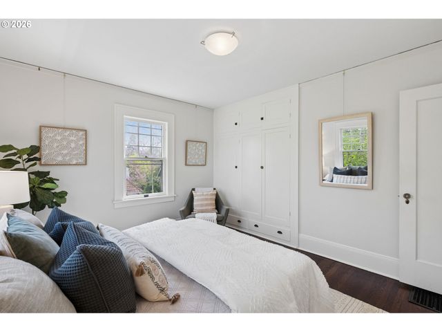 3434 Ne PEERLESS Pl, Portland, OR 97232