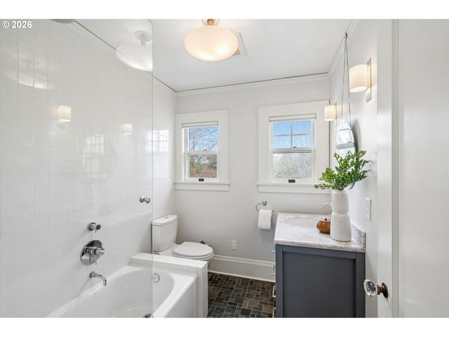 3434 Ne PEERLESS Pl, Portland, OR 97232