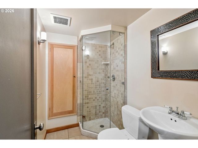 3434 Ne PEERLESS Pl, Portland, OR 97232