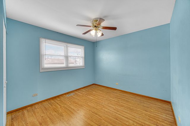 593 Iroquois Trail, Carol Stream, IL 60188