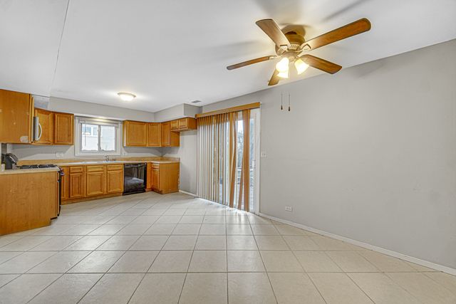 593 Iroquois Trail, Carol Stream, IL 60188