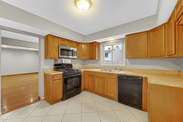 593 Iroquois Trail, Carol Stream, IL 60188