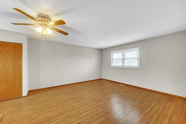 593 Iroquois Trail, Carol Stream, IL 60188